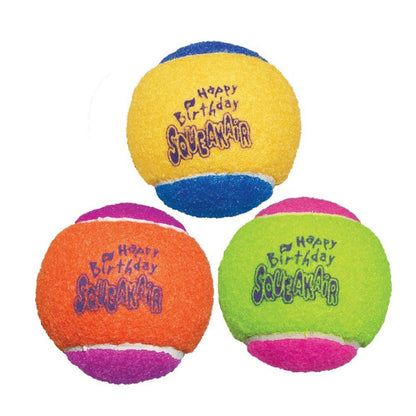 KONG SqueakAir Birthday Ball (M), Spielball für Hunde mit Quietscher, Dreier-Pack